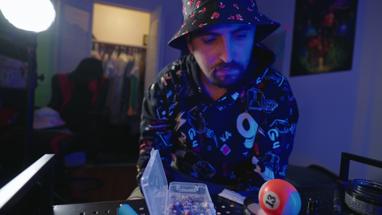 마약 중독자 남성이 레이브 파티에 가기 전에 마법 버섯을 먹고 있다