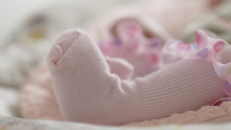 pies de niña con calcetines rosados