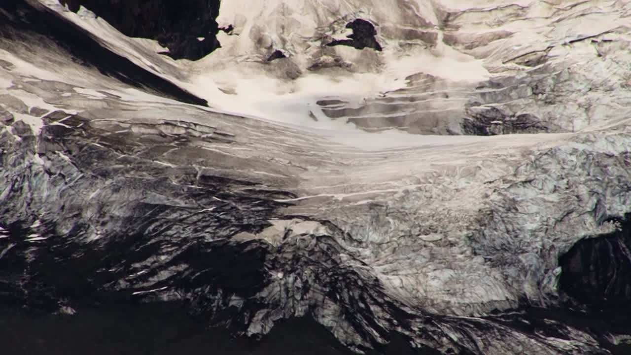 detalle del hielo del glaciar cubierto por la ceniza volcánica