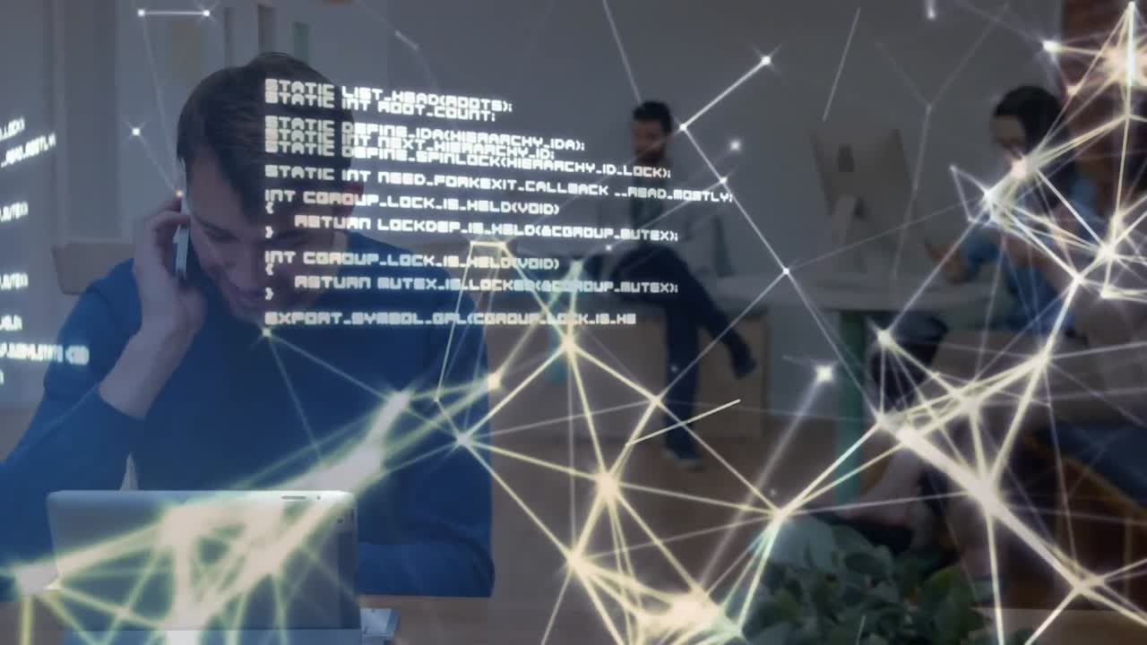 red de conexiones y procesamiento de datos contra el hombre que habla en el teléfono inteligente mientras usa una computadora portátil en o