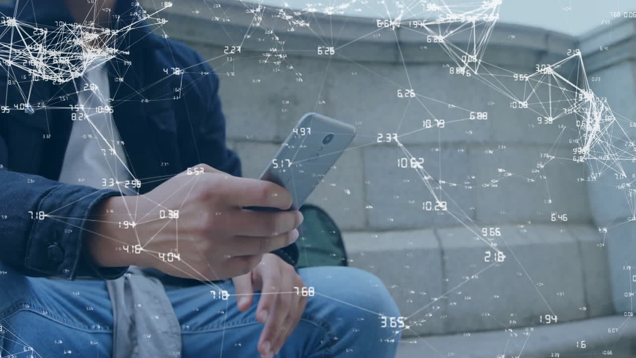 Persona con smartphone, circondata da connessioni di rete e animazione di elaborazione dati