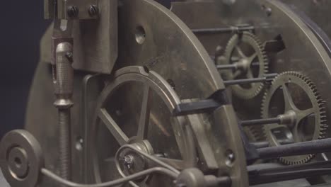 un reloj vintage antiguo con el movimiento del mecanismo de tick-tock