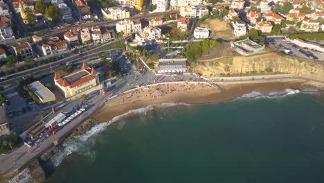 人們在海灘上享受夏天的空中景色,波浪在波薩海灘,埃斯托里爾,卡斯凱斯打破海岸線