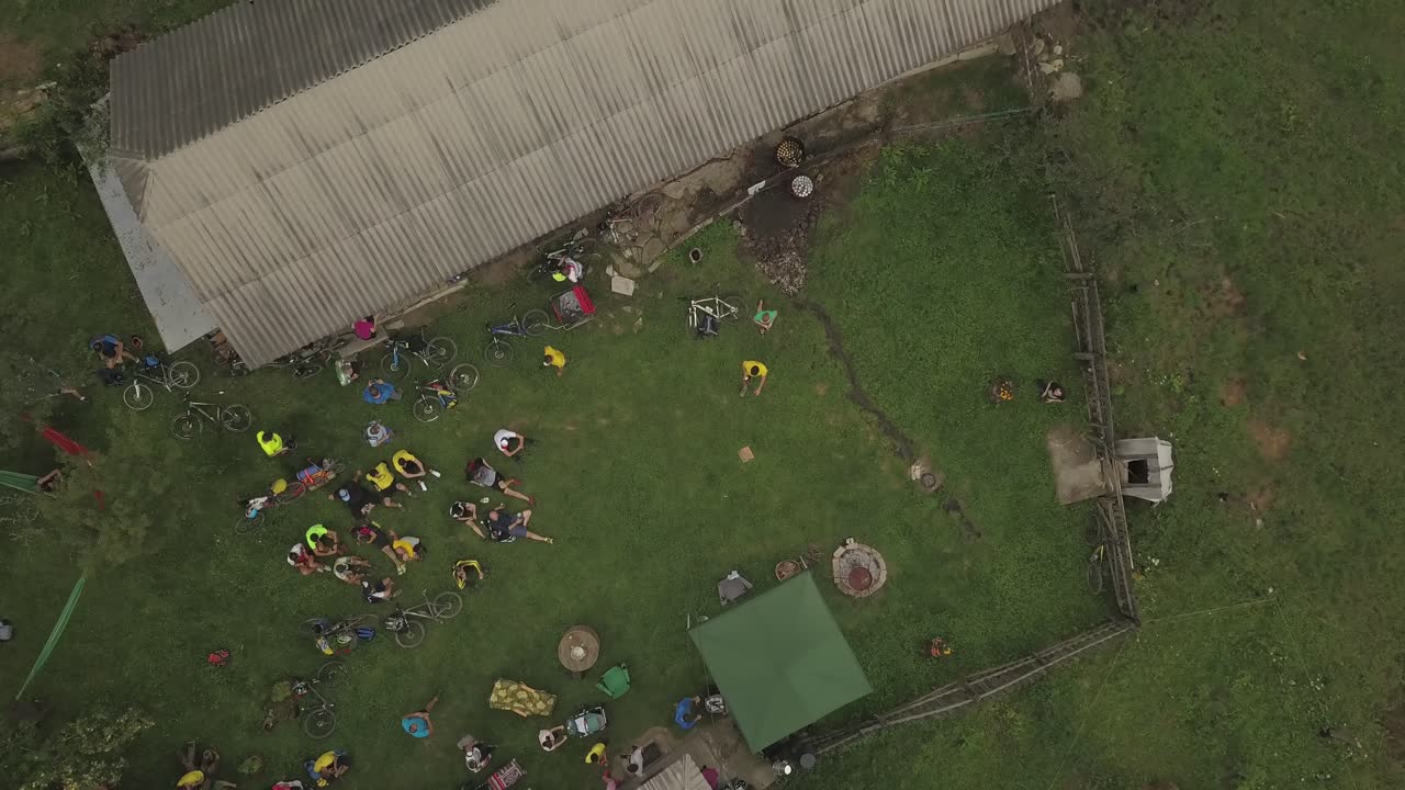 vista aérea superior de ciclistas descansando durante tura cu copaci, una carrera ciclista en el lago colibita, rumania