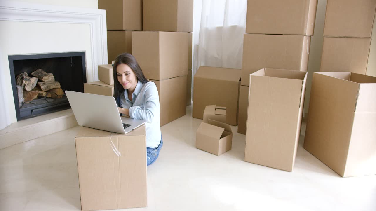 joven sonriente conectándose a internet