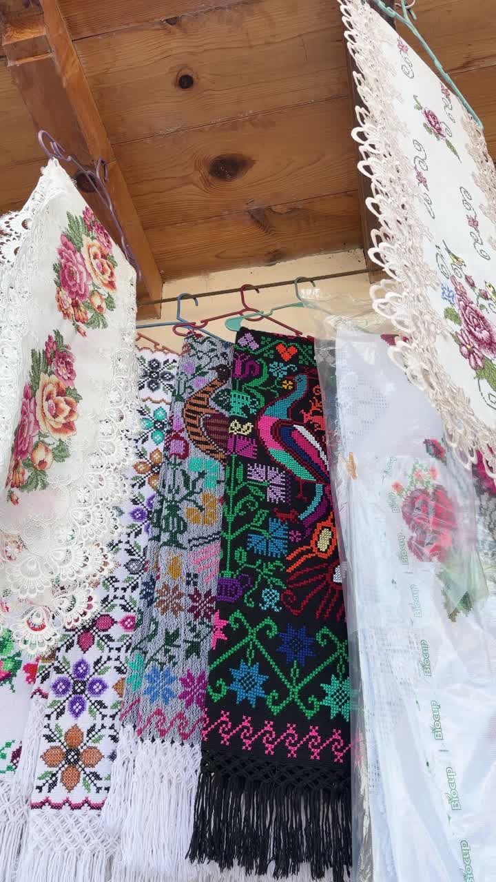 Tessuti tradizionali messicani ricamati appesi in verticale, colorati tessuti fatti a mano e decorazioni artigianali culturali in Messico.