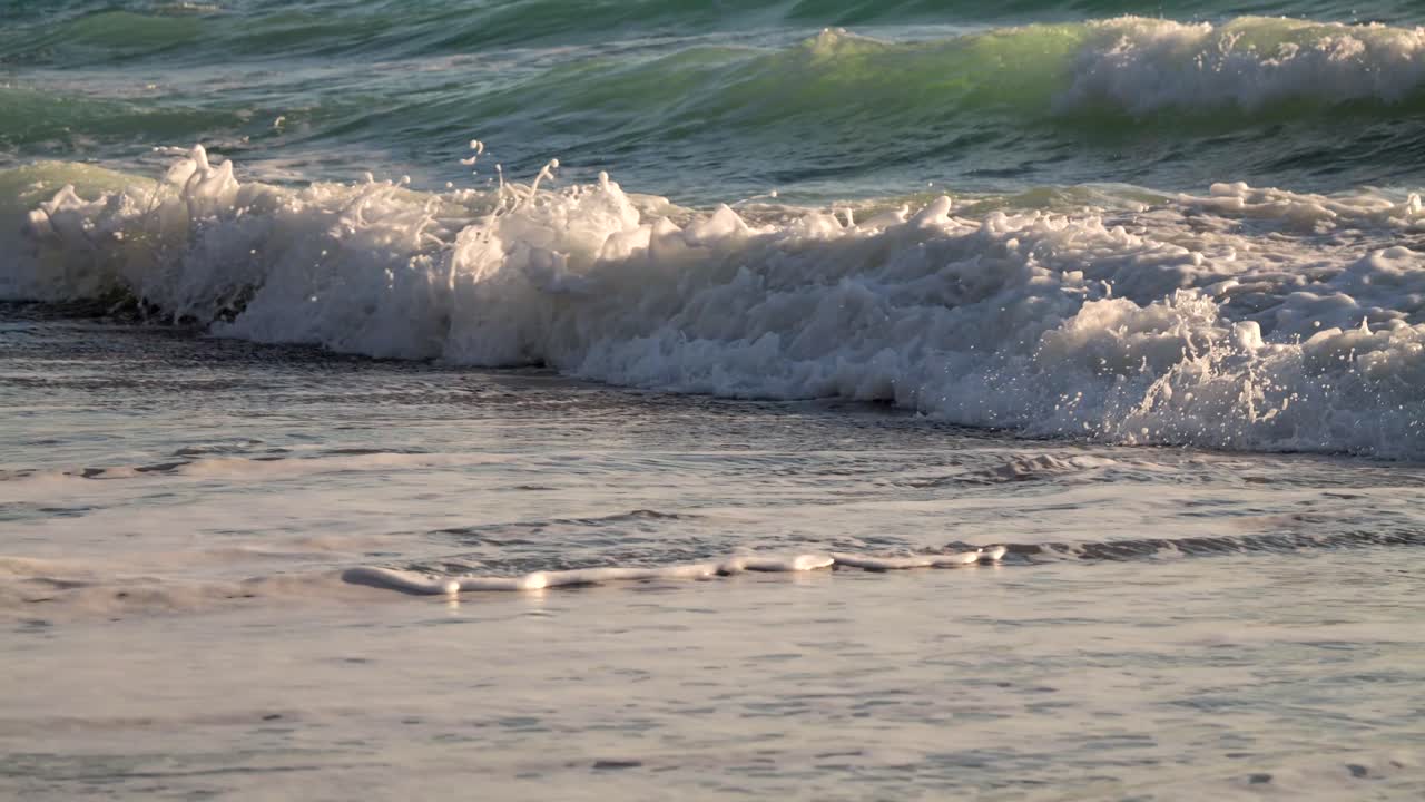 해변 에 부히는 거친 파도 의 근처
