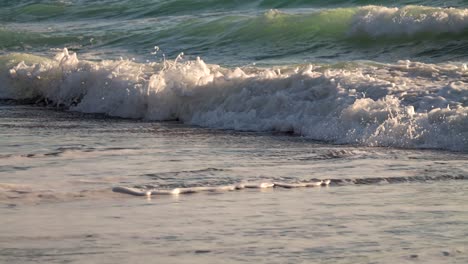 cerca de las olas violentas que se estrellan en la playa