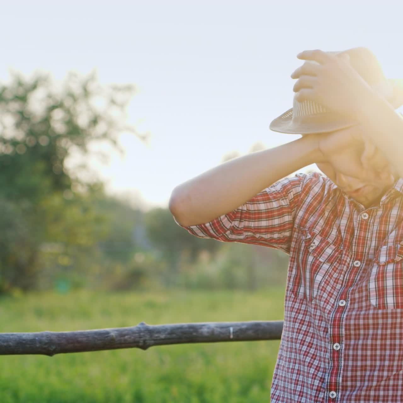 한 젊은 농부가 여름날 극심한 더위에 시달린다