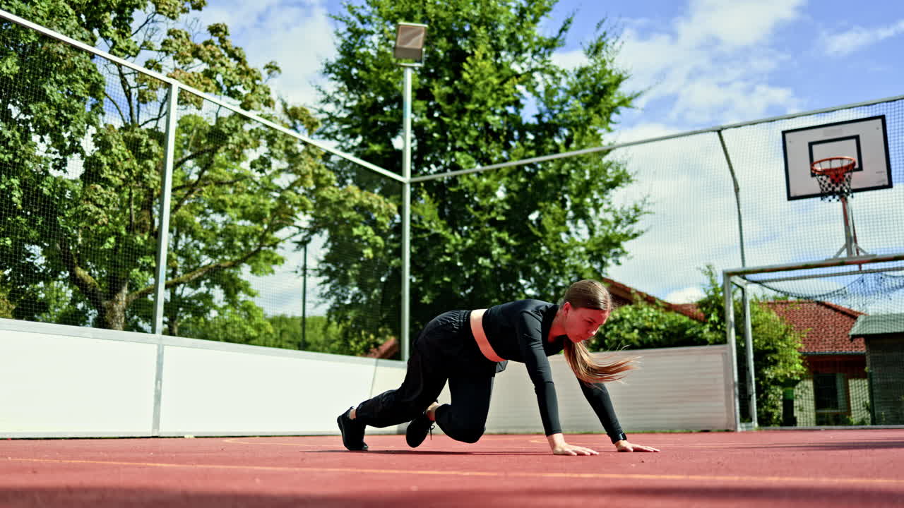 Donna sportiva che fa esercizi su un campo sportivo all'aperto. Donna che fa sport nel parco su un campo sportivo. Stile di vita sano