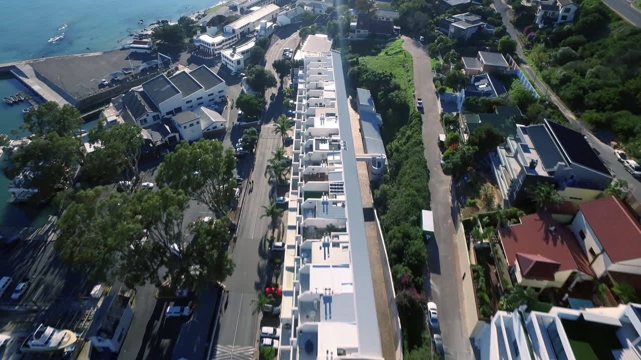 항구 주변을 둘러보는 것