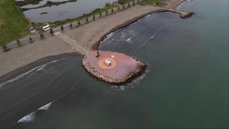 Tiro-Redondo-De-Agua-Cerca-Del-Lugar-De-Acampada-Con-Vista-Al-Mar-En-Letizia,-Italia