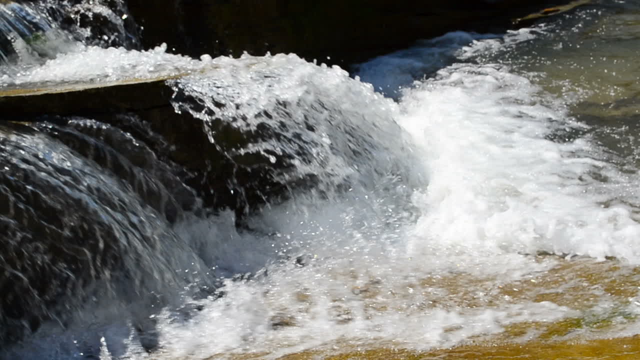Paesaggio montano e fiume. Acqua e pietre nel fiume di montagna.