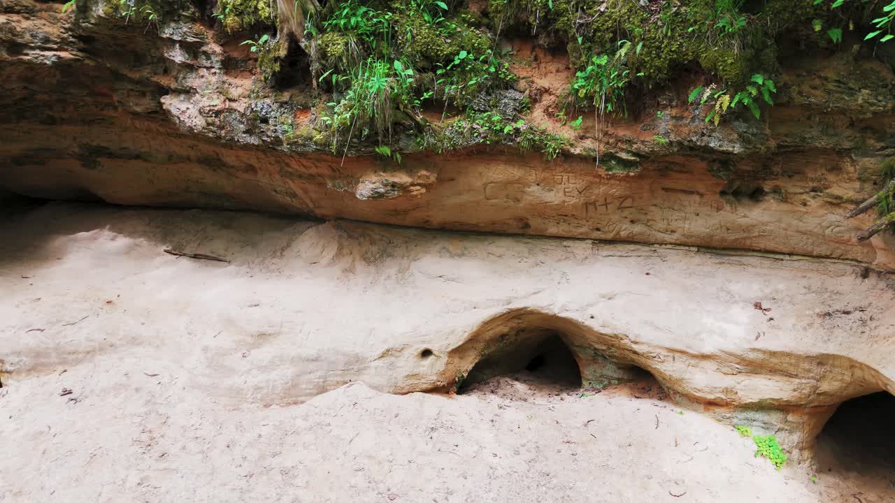 el laberinto de peldanga, las cuevas de liepniekvalka en letonia
