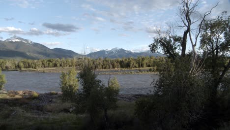 View-of-the-mountains-and-river-in-the-spring