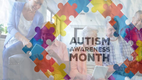 animación de piezas de rompecabezas coloridas y texto de autismo sobre amigos mayores utilizando dispositivos electrónicos