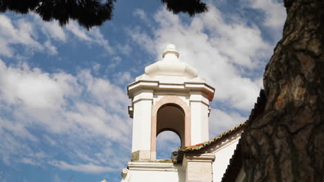 torre de la iglesia contra el cielo azul nublado - tiro de ángulo bajo