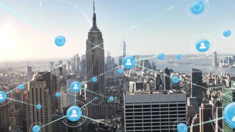 animación de una red de iconos digitales frente a una vista aérea del paisaje urbano