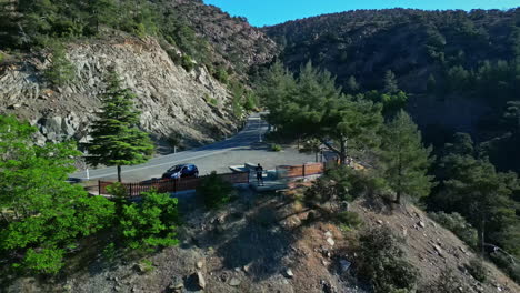 Un-Dron-Sale-Del-Piloto-Y-Revela-Una-Carretera-De-Montaña-Y-Un-Bosque