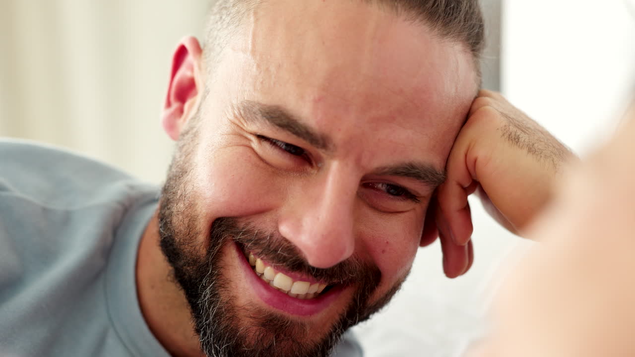 amor, pareja y cara de hombre en la cama feliz