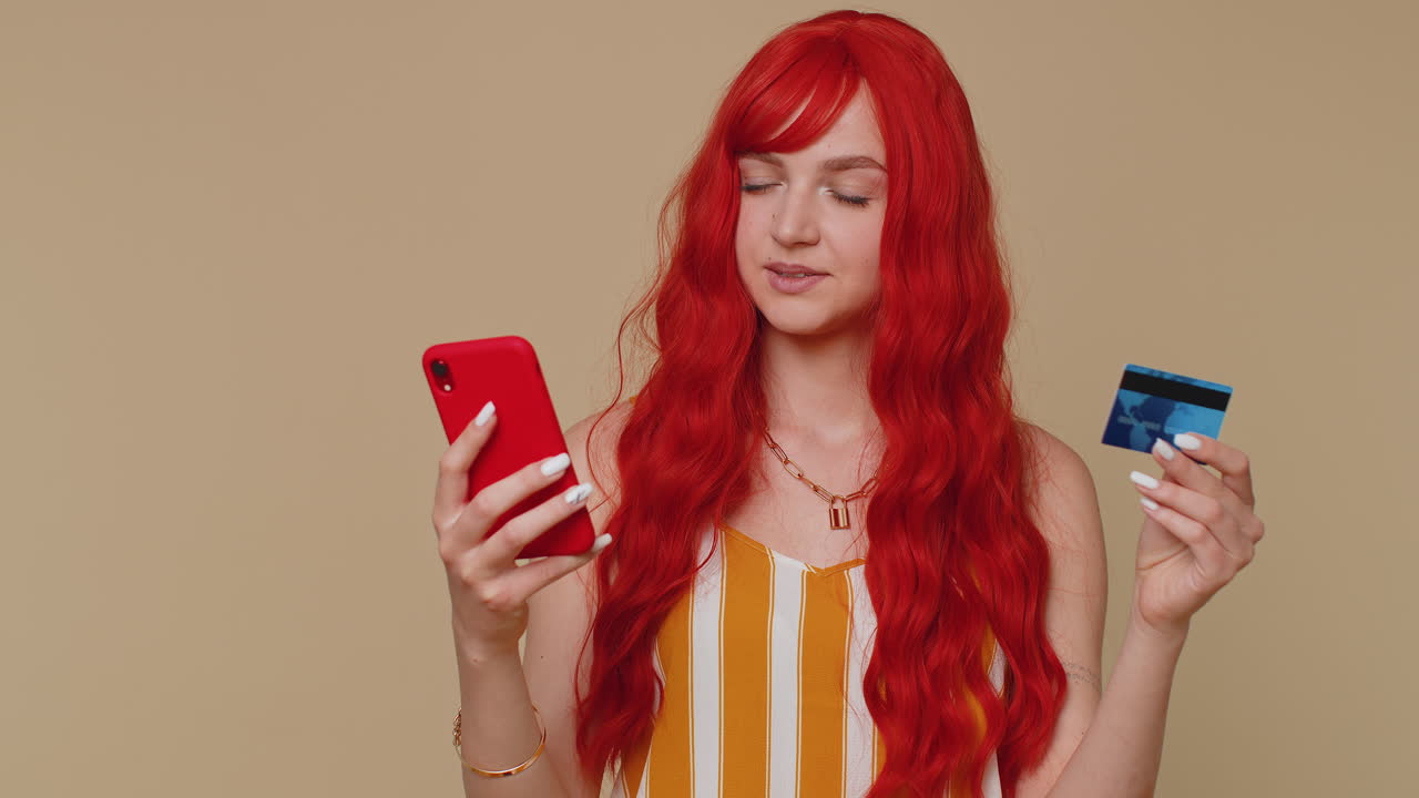 niña usando tarjeta de crédito bancaria y teléfono inteligente mientras transfiere dinero, compras compras en línea