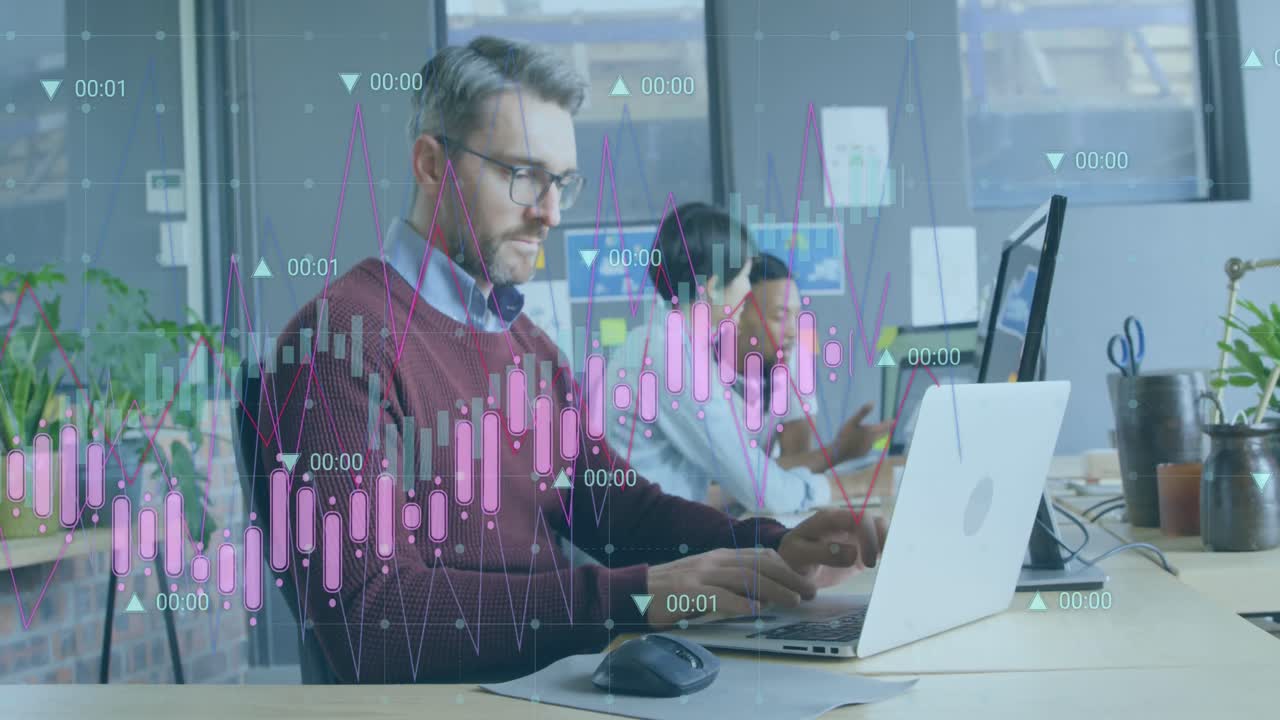 animación del procesamiento de datos financieros sobre diversas personas de negocios