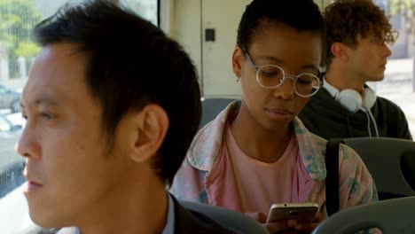 viajera que usa un teléfono móvil mientras viaja en el autobús 4k