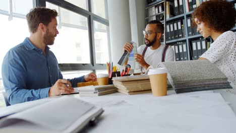 colegas de negocios discutiendo sobre muestras de color en el escritorio 4k
