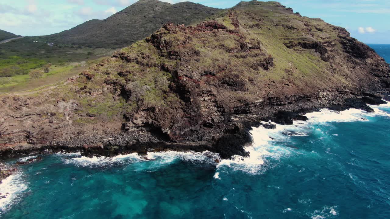 paralaje de drones alrededor de acantilados marinos con autopista en el fondo