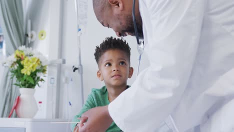 Médico-Varón-Afroamericano-Examinando-A-Un-Paciente-Infantil-En-El-Hospital