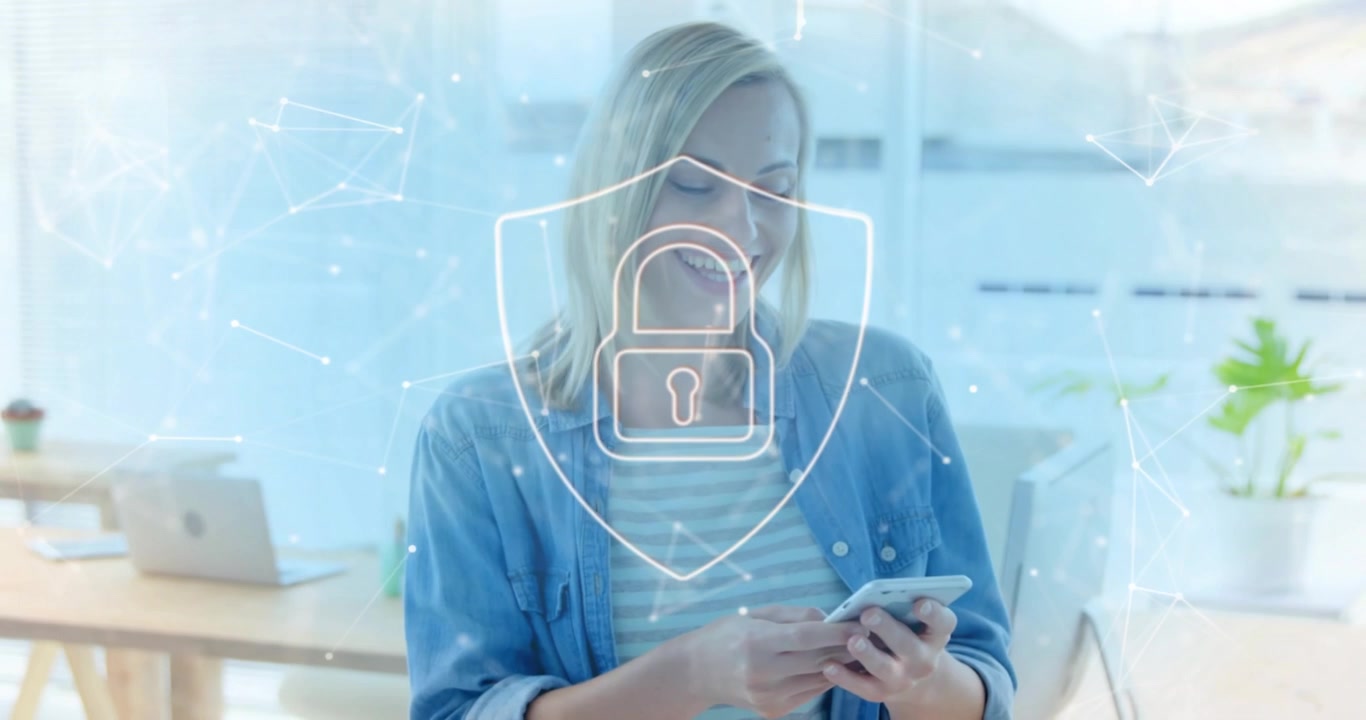 Donna di mezza età che prende lo smartphone e scorre con un'interfaccia di blocco digitale che pulsa per la sicurezza