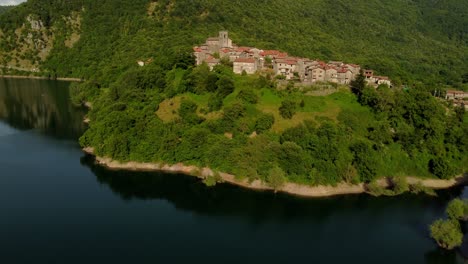 Quaint-town-nestled-on-an-island-in-the-midst-of-a-tranquil-lake-in-Italy