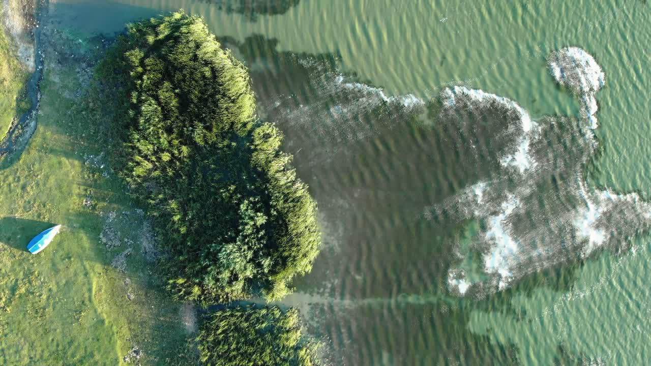 여름에는 수정처럼 맑은 물이 있는 호수 기슭에 있는 보트