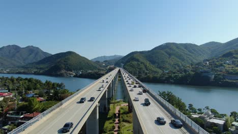 un puente alto sobre un río