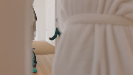 madre asiática feliz jugando a la pelota con el niño corriendo por la casa madre persiguiendo a su hijo disfrutando de un fin de semana divertido juntos 4k footage