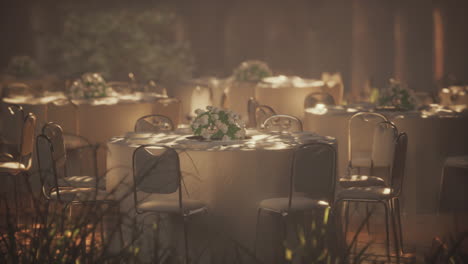 elegante comedor al aire libre en un bosque