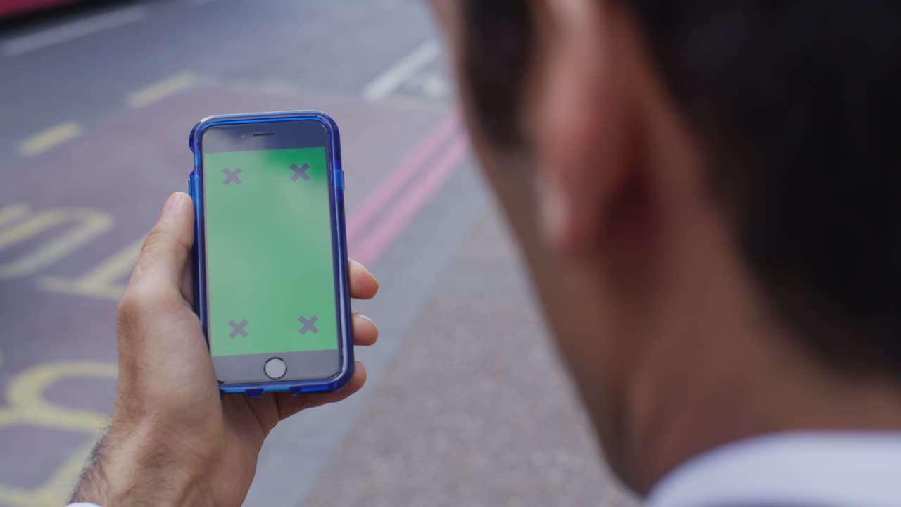 aplicación de pantalla de teléfono celular en la calle