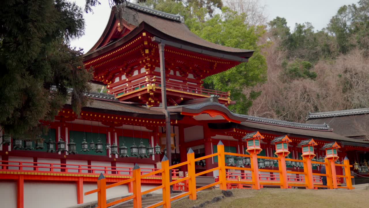 Et panorering afslører facaden af Kasuga Taisha-helligdommen i Nara, Japan, uden besøgende på en stille vinterdag.