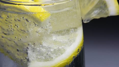 vaso de agua mineral con rodajas de limón