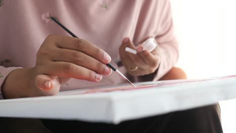 mujer pintando con acuarelas