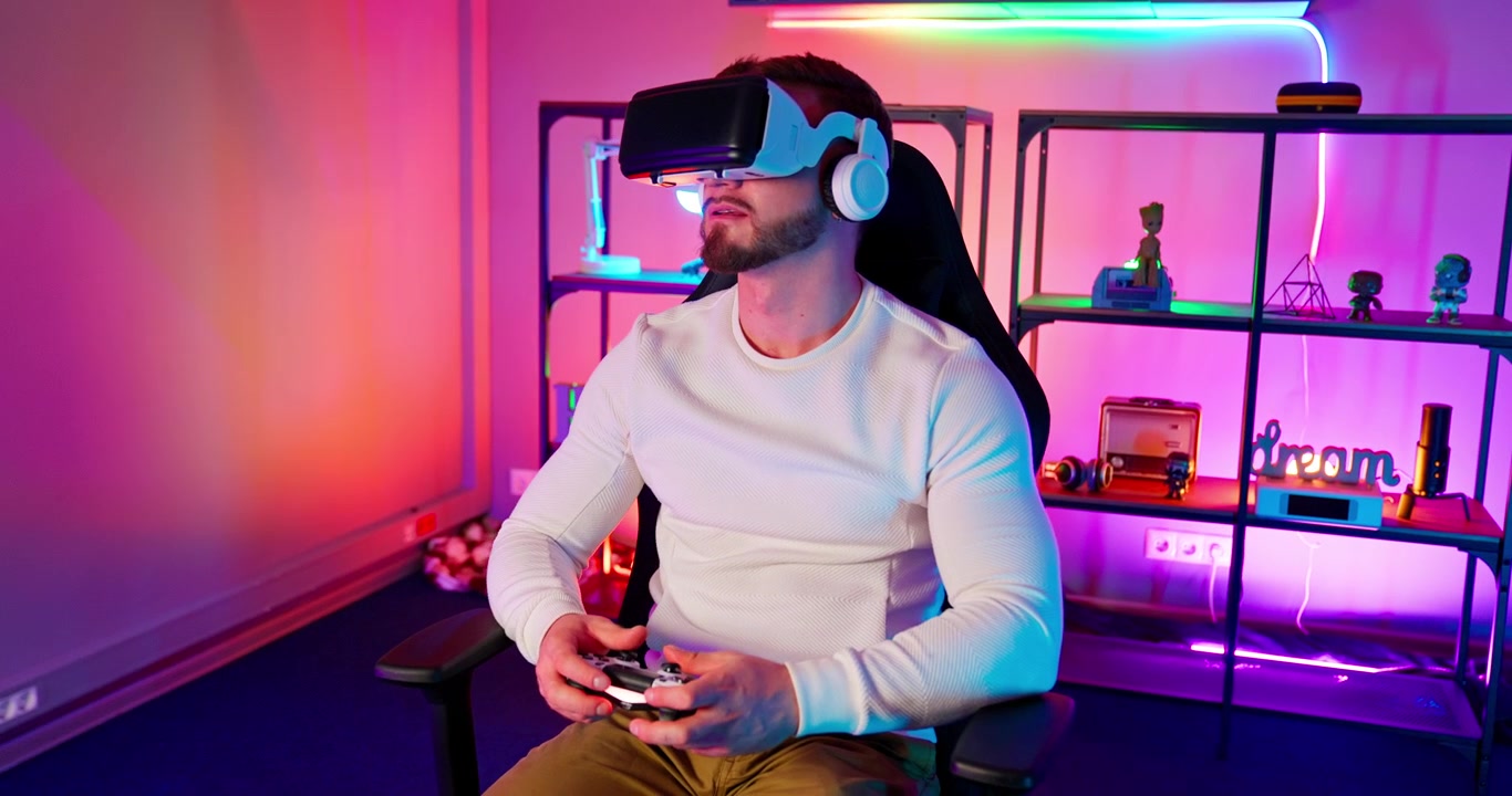 Giovane uomo che gioca a un gioco di realtà virtuale con un controller in una stanza illuminata al neon