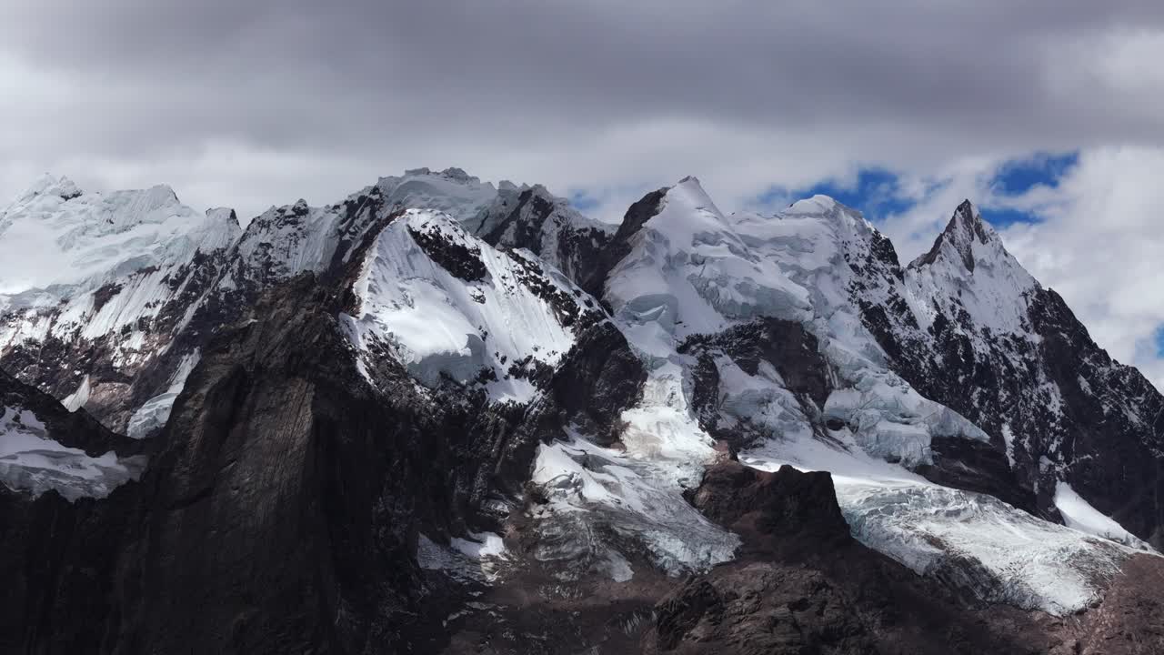 vista aérea de una de las 7 lagunas de ausangate, cusco, perú, con montañas cubiertas de nieve, pan de camiones a la izquierda