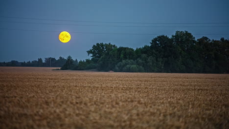 Lapso-De-Tiempo-De-La-Luna-Saliendo-Sobre-Un-Campo-En-Medio-De-La-Noche