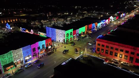 Rochester,-Michigan,-Horizonte,-En-La-Noche,-Iluminado,-Con,-Navidad,-Luces,-En,-Edificios,-Y,-Drone,-Video,-Estable