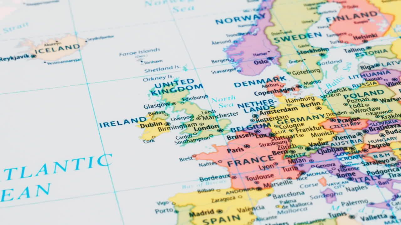 primer plano del país palabra reino unido en un mapa del mundo con el nombre detallado de la ciudad capital