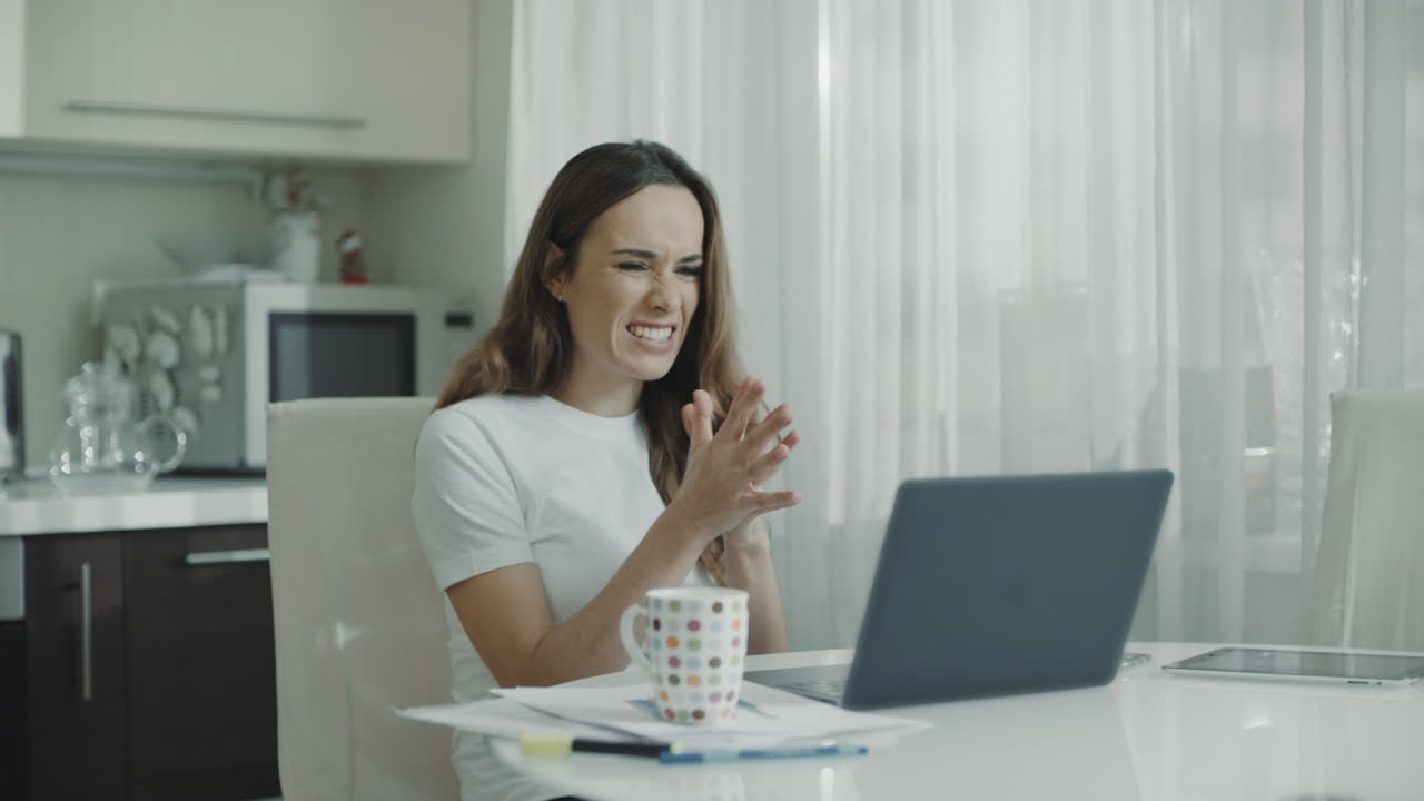 mujer feliz trabajando en una computadora portátil en casa. mujer emocionada leyendo buenas noticias