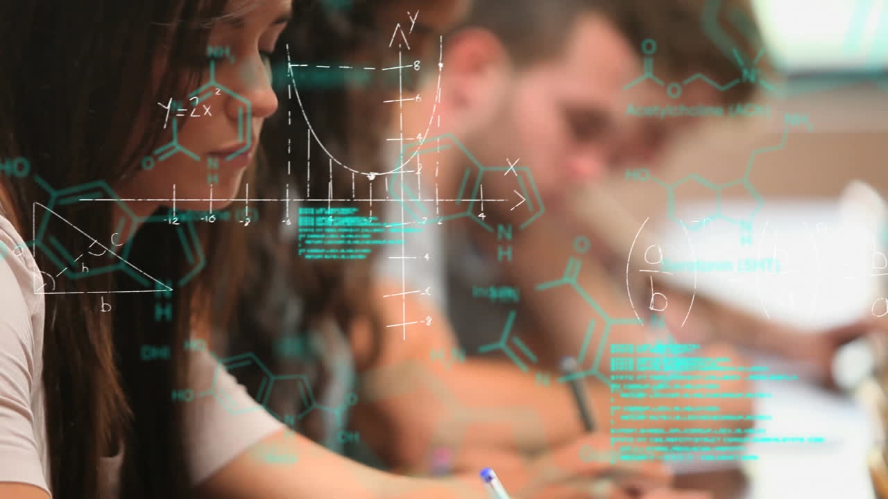 primer plano de los estudiantes escribiendo en la clase