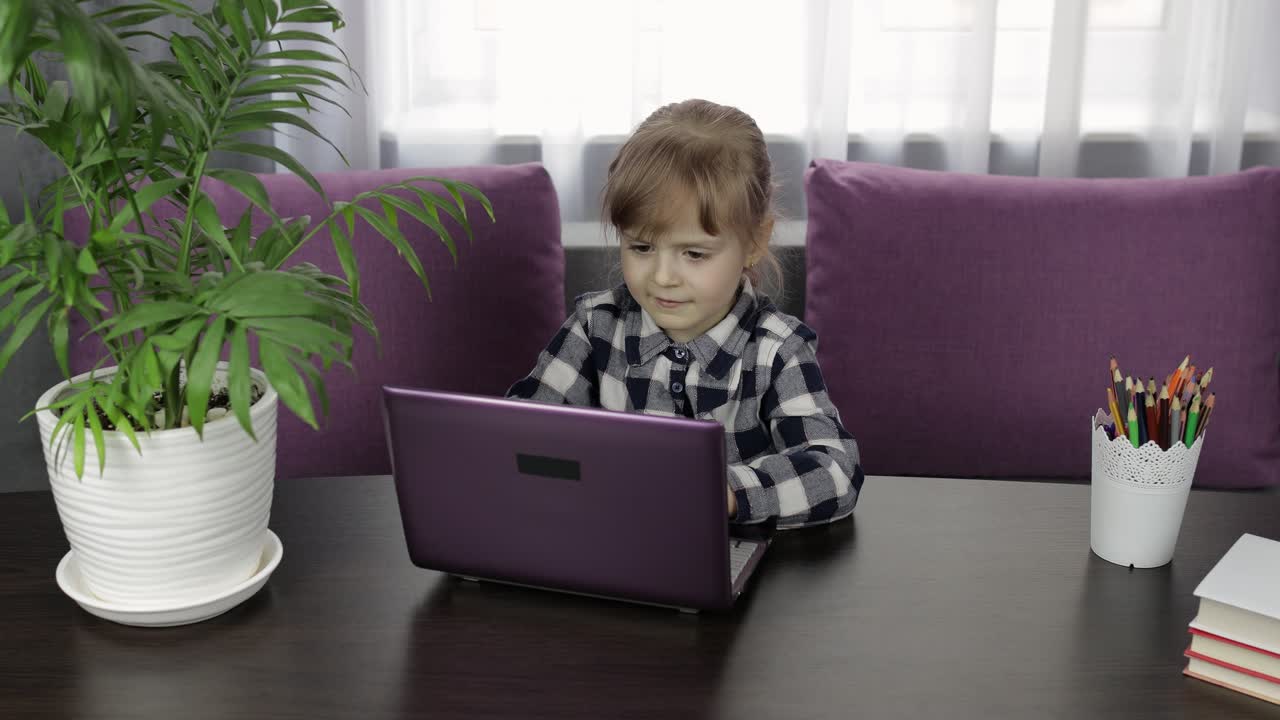 niña aprendiendo lecciones en línea usando computadora portátil digital. educación a distancia