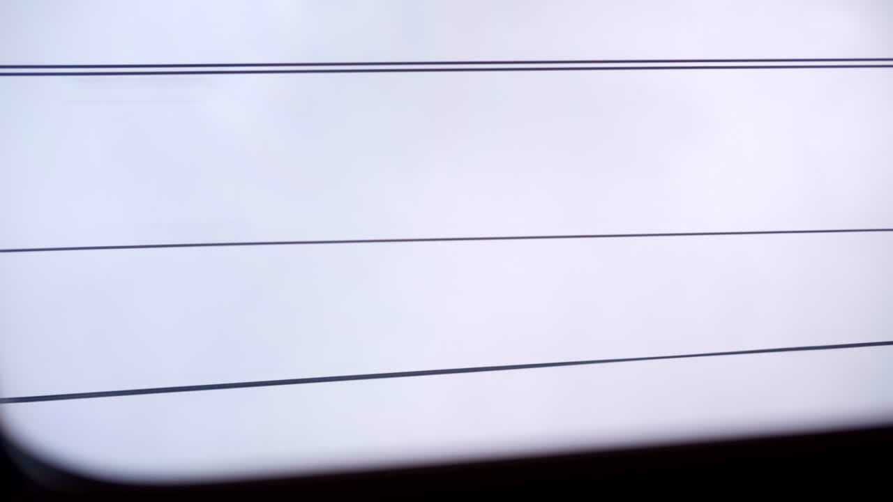 기차 창에서 본 전선