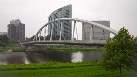 Zeitraffer-Der-Weißen-Brücke-über-Den-Fluss-An-Einem-Nebligen,-Rauchigen-Tag---Rich-Street-Bridge-In-Columbus,-Ohio